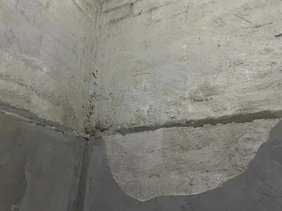 Ground-contact construction and visible joints considered as potential entry routes