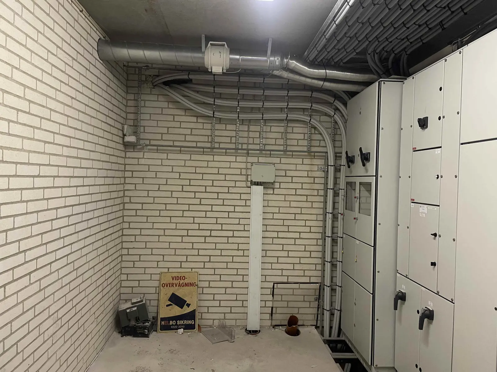 Eltavler, kabelføringer og ventilation i et teknikrum