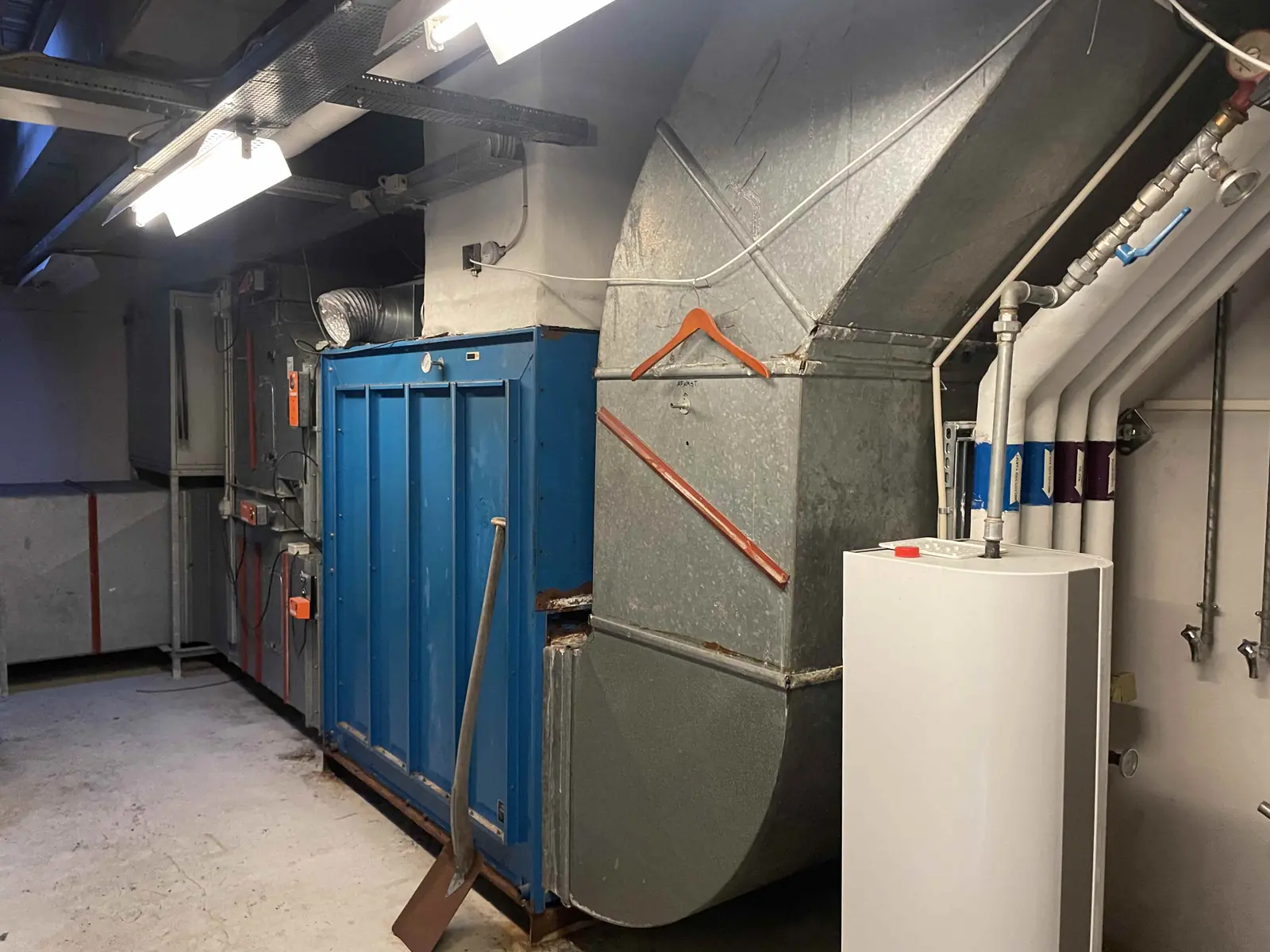 Ventilationsudstyr, rørføringer og lokal opbevaring