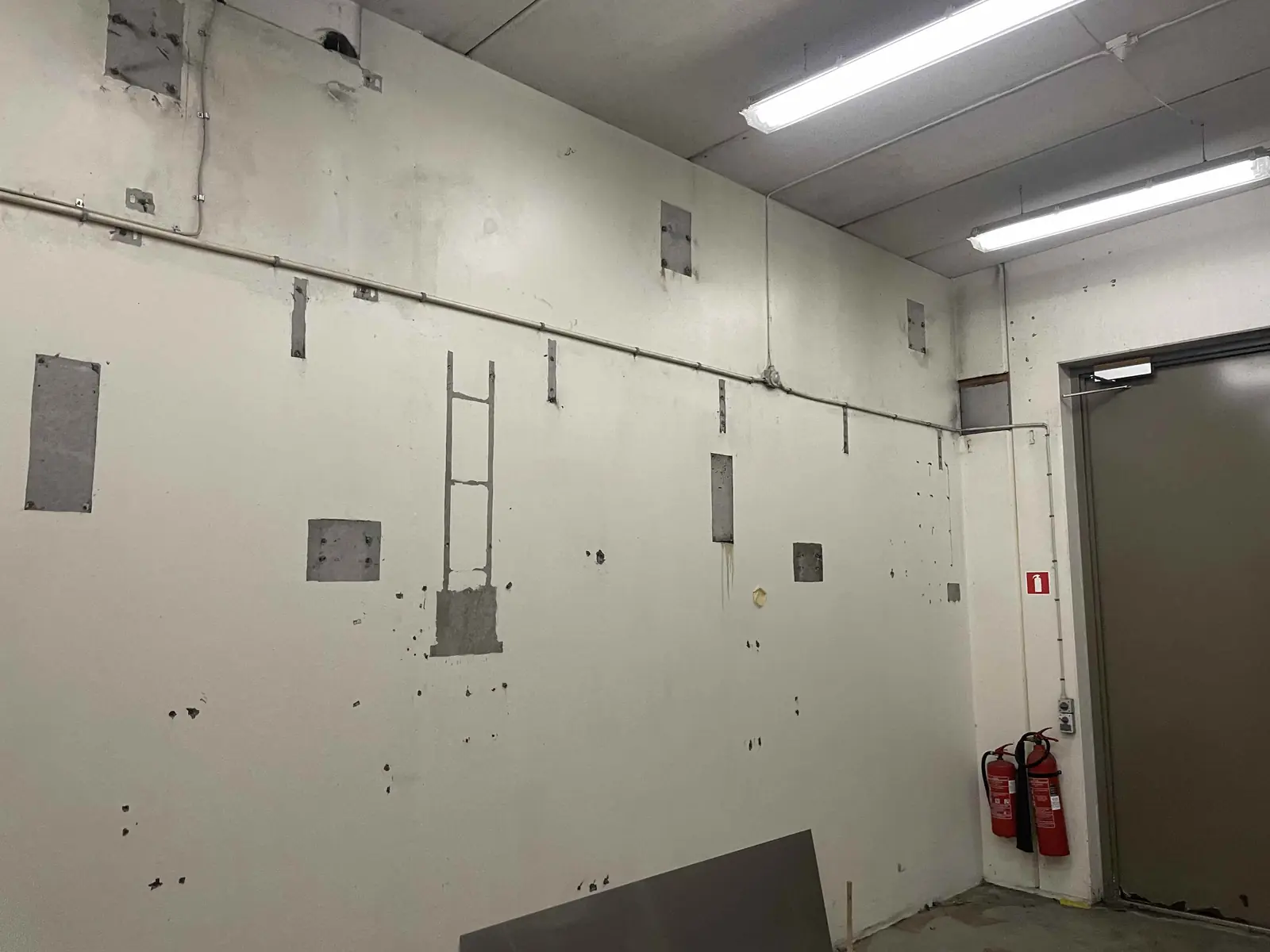 Ændret indervæg med spor efter tidligere inventar og installationer