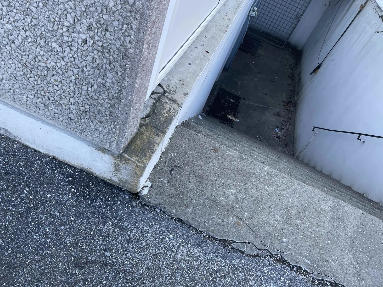 Interface between external paving, the threshold and lower-level construction