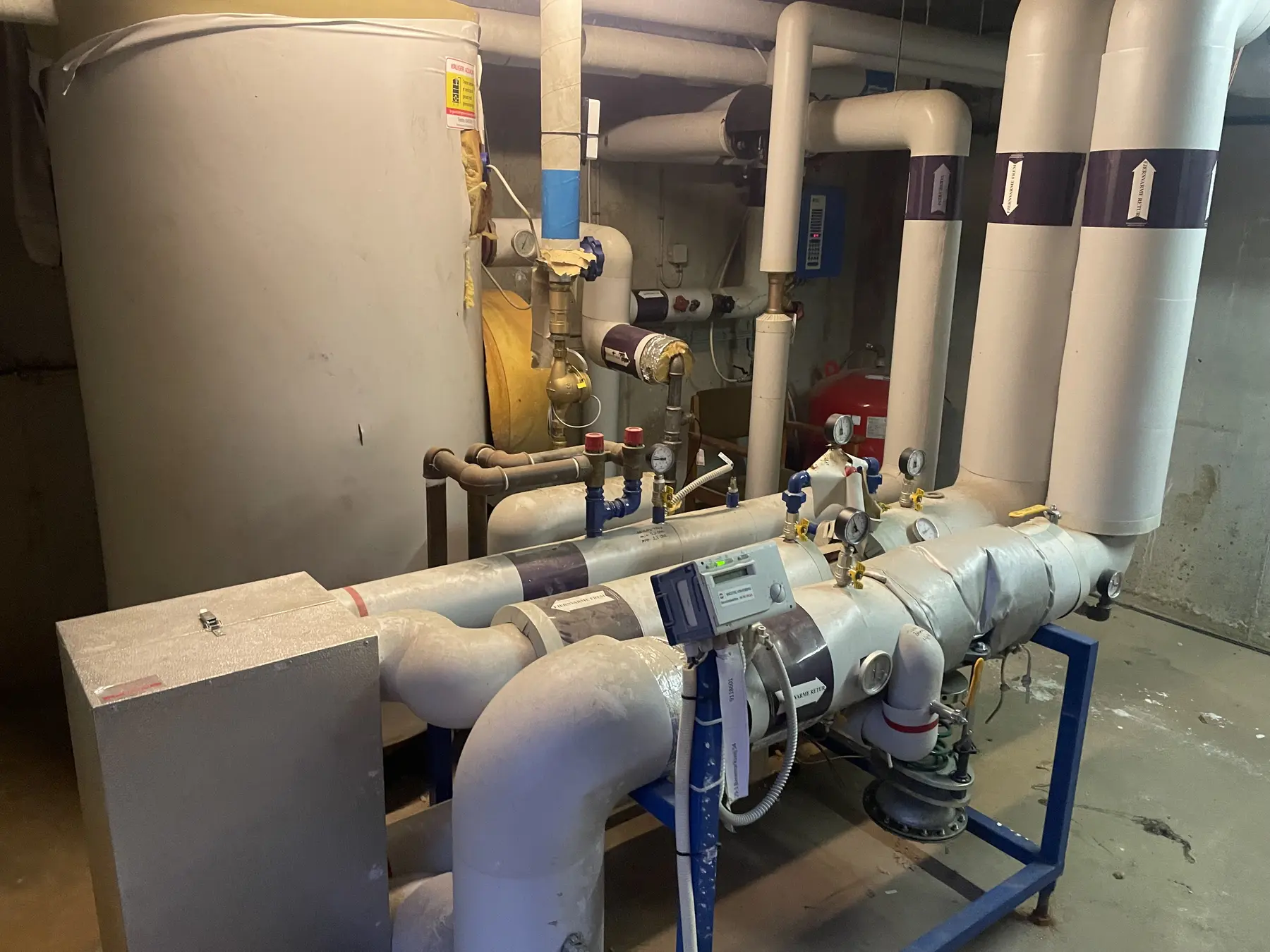 Heating installation in a basement plant room