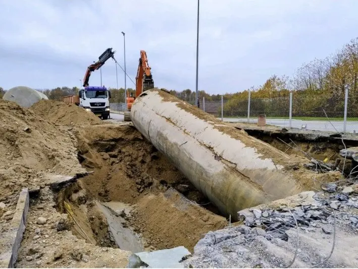 Tank uncovered before lifting and removal