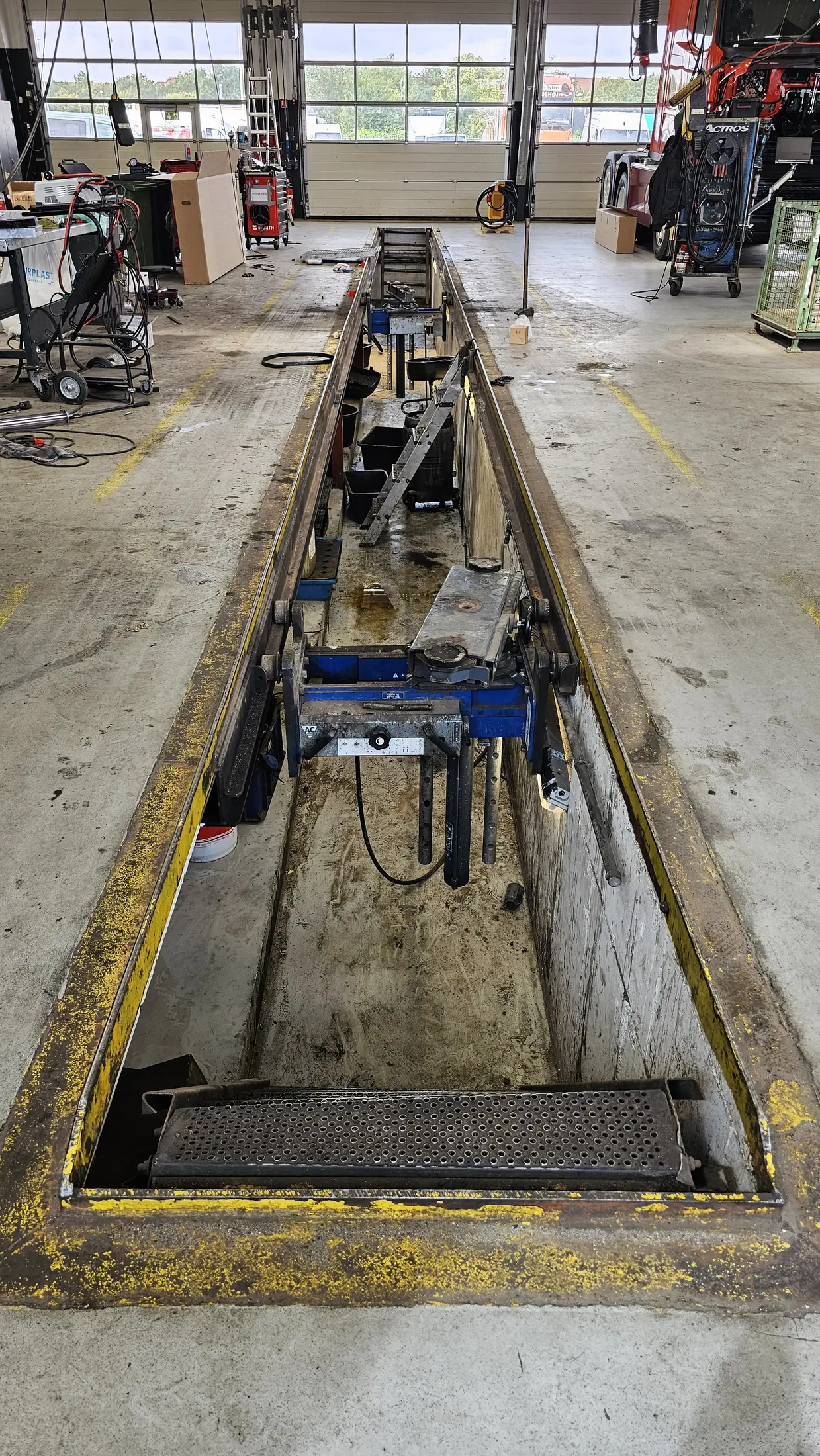Vehicle inspection pit and surrounding operational floor