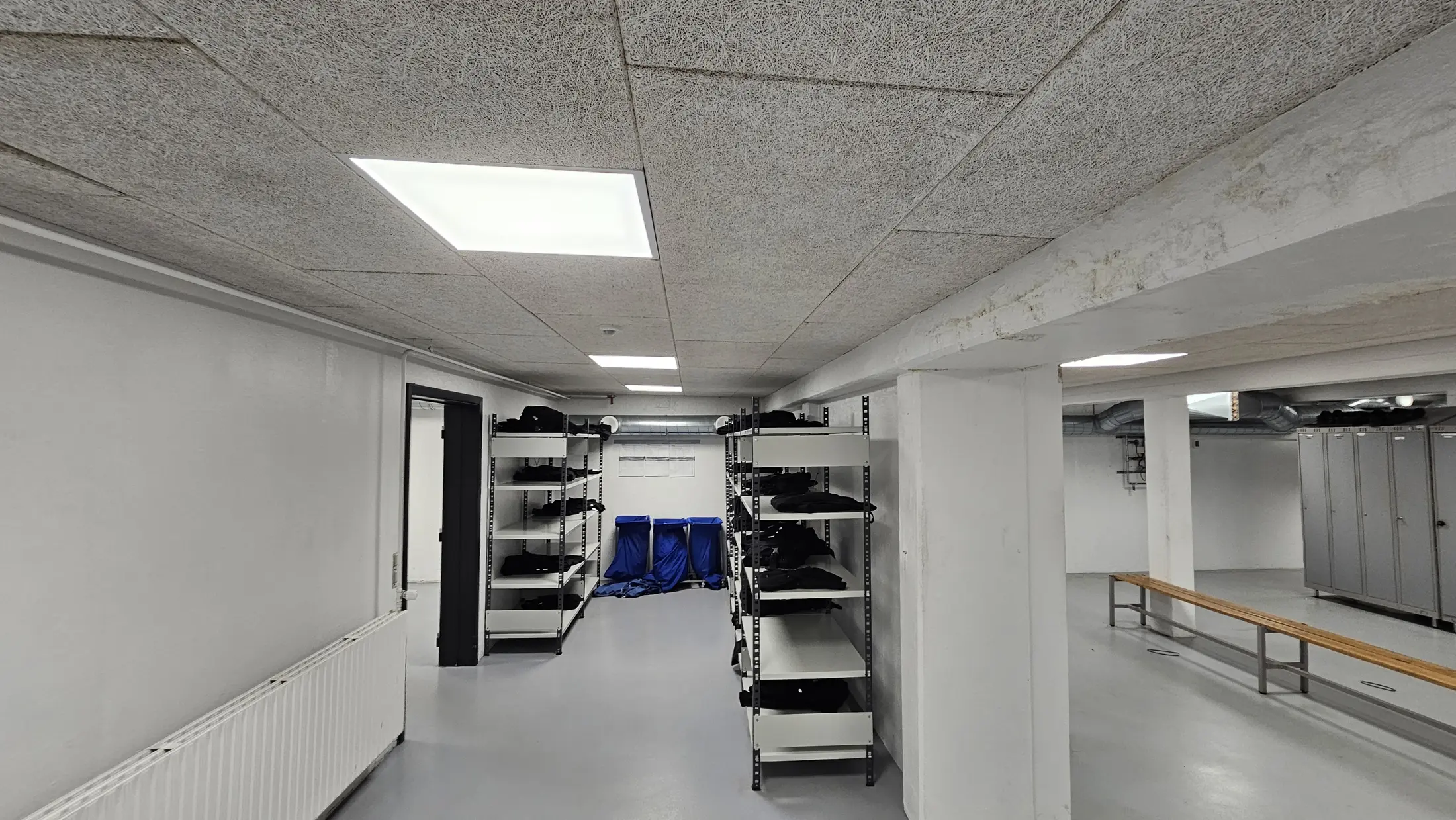 Lower-level changing area with ground-contact construction