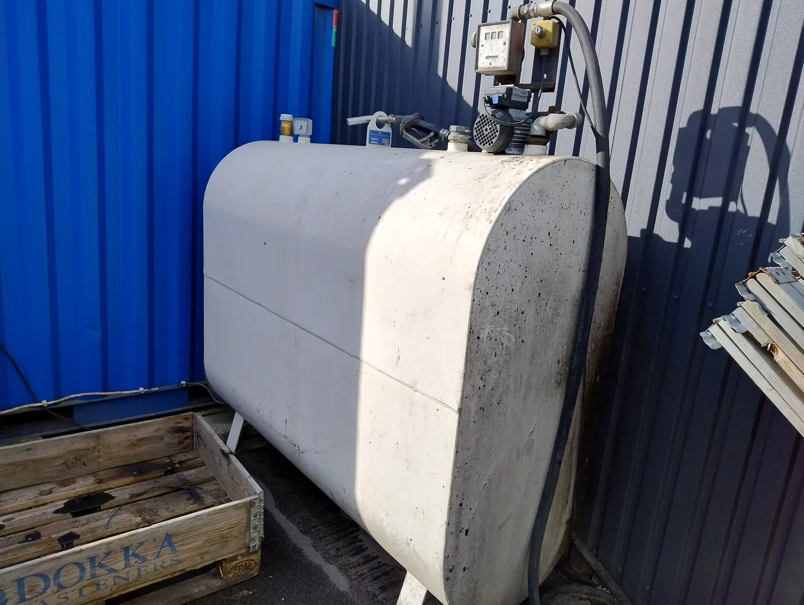Above-ground storage tank and associated filling equipment